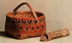 Сумки, кепки, панно из фантиков - такую необычную коллекцию смастерила пенсионерка из Калтана, проработавшая более трети века в ателье